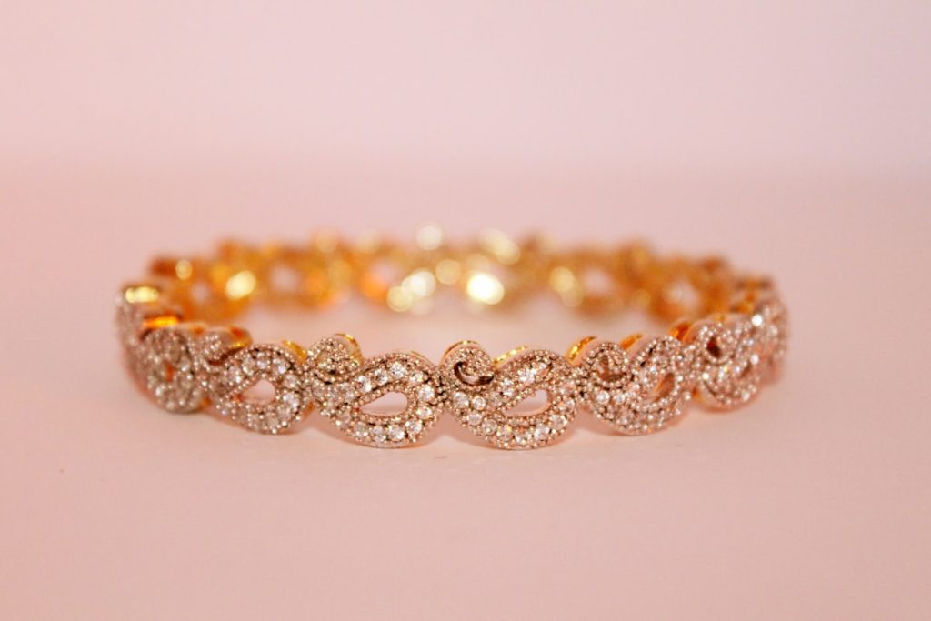 Stapel armbanden om pols van vrouw