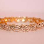 Stapel armbanden om pols van vrouw