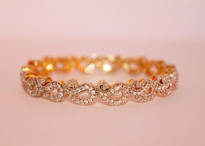 Stapel armbanden om pols van vrouw